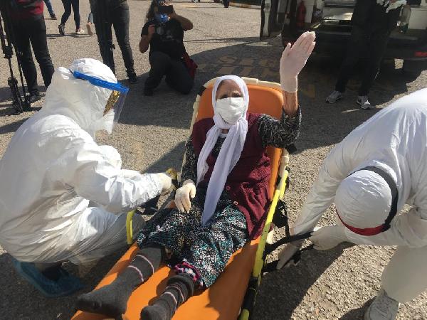 COVID-19'u yenen 101 yaşındaki hasta alkışlarla taburcu oldu